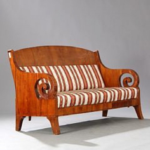 Sofa Russe en placage d’acajou blond circa 1840 - Galerie Golovanoff