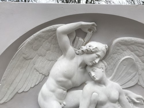 “Cupid and Psyché” Large plaster relief after Thorvaldsen’s marbre - Decorative Objects Style 50