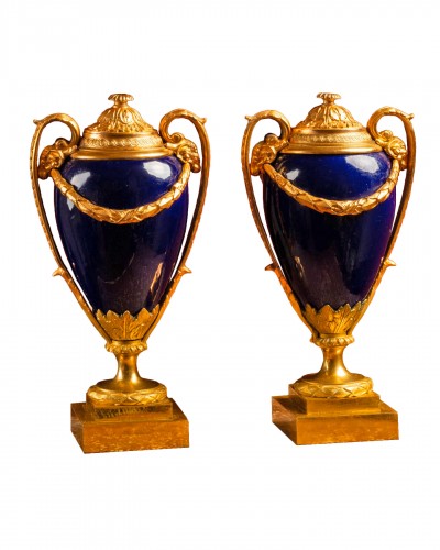 Paire de cassolettes en bronze doré et porcelaine à la manière de Matthew Boulton