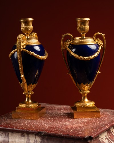 Paire de cassolettes en bronze doré et porcelaine à la manière de Matthew Boulton - Objet de décoration Style 