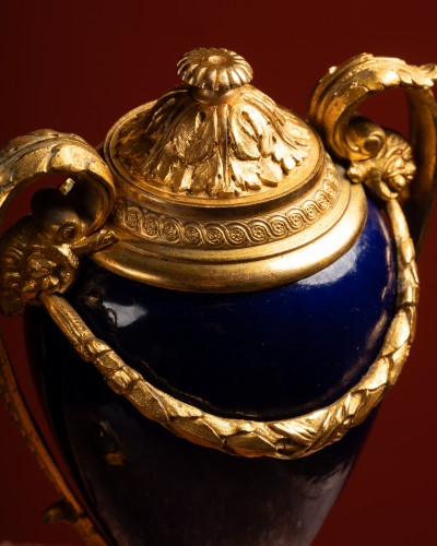 Paire de cassolettes en bronze doré et porcelaine à la manière de Matthew Boulton - Galerie Lamy Chabolle