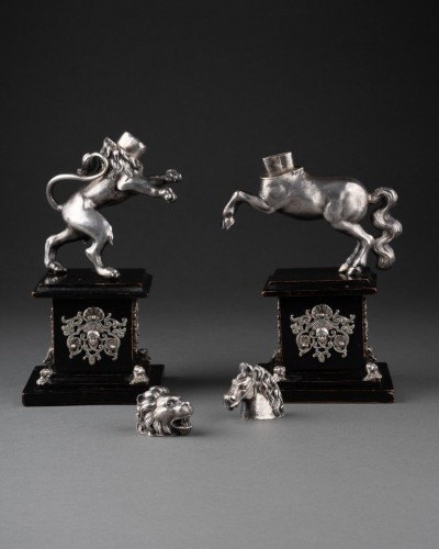 Paire de coupes à boire en forme de cheval et de lion en argent, Augsbourg XVIIIe - Argenterie et Arts de la table Style 