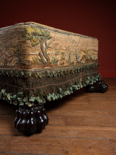 Table basse banquette avec broderie flamande du XVIIe siècle - Mobilier Style 