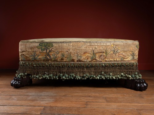 Table basse banquette avec broderie flamande du XVIIe siècle - Galerie Lamy Chabolle