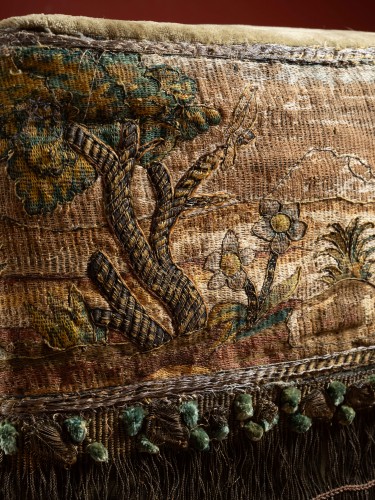 Table basse banquette avec broderie flamande du XVIIe siècle - 