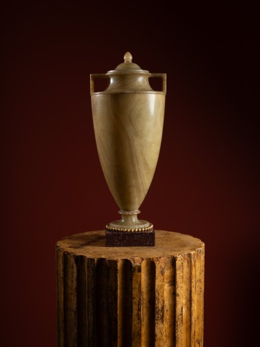 Objet de décoration Cassolettes, coupe et vase - Vase néoclassique en albâtre, début du XIXe siècle