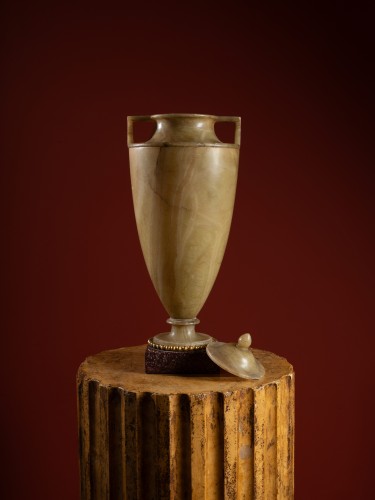 Vase néoclassique en albâtre, début du XIXe siècle - Galerie Lamy Chabolle