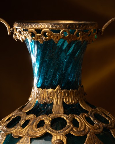Vase médicéen en verre bleu, cuivre et bronze dorés - Galerie Lamy Chabolle