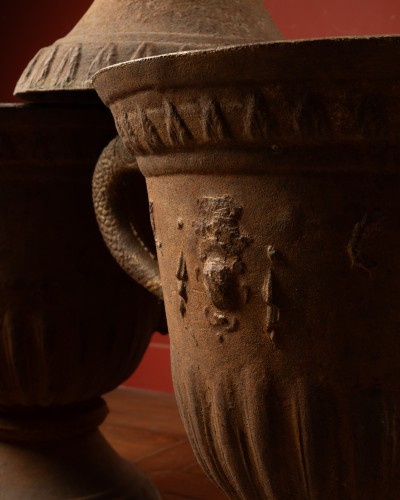 Série de sept vases en fonte Médicis aux armes des Dauphins de France - Matériaux & Architecture Style Louis XIV
