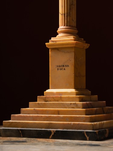 Small-scale reproduction of the Colonna foca in bronze and giallo antico - Curiosities Style 