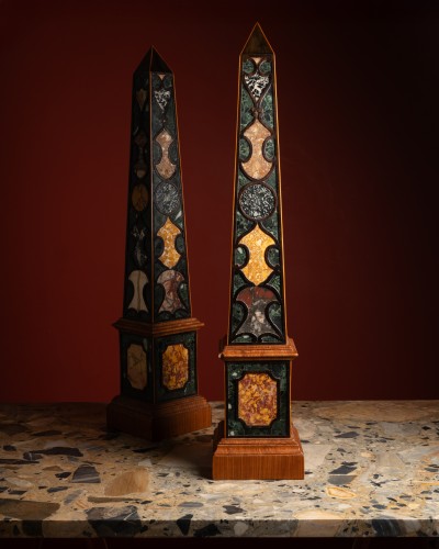 Grands obélisques en bois naturel et pietre dure par Renzo Mongiardino - Objet de décoration Style 