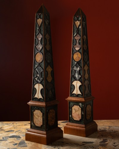 Objet de décoration  - Grands obélisques en bois naturel et pietre dure par Renzo Mongiardino