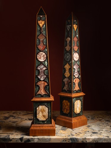 Grands obélisques en bois naturel et pietre dure par Renzo Mongiardino - Galerie Lamy Chabolle