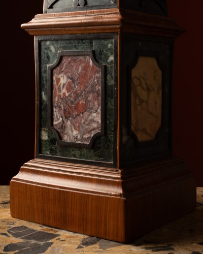 XXe siècle - Grands obélisques en bois naturel et pietre dure par Renzo Mongiardino