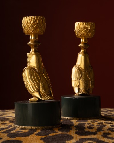 Paire de bougeoirs égyptomanes avec figure d'Horus et jaspe Kalgan - Luminaires Style Empire