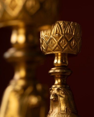 Luminaires Bougeoirs et Chandeliers - Paire de bougeoirs égyptomanes avec figure d'Horus et jaspe Kalgan