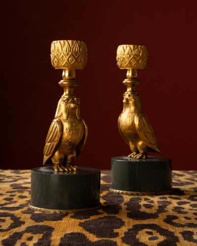 Paire de bougeoirs égyptomanes avec figure d'Horus et jaspe Kalgan - Galerie Lamy Chabolle