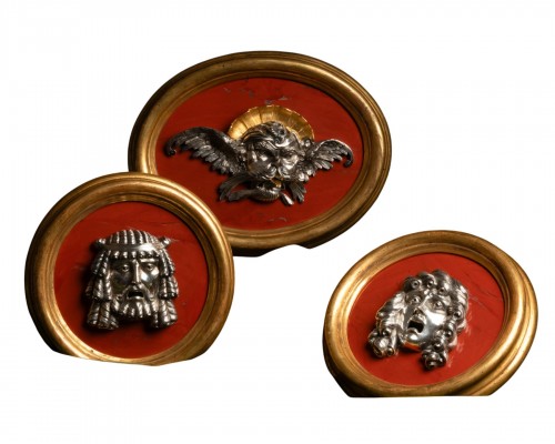 Trois tondi en argent massif sur fond de jaspe rouge