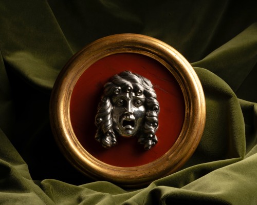 Trois tondi en argent massif sur fond de jaspe rouge - Sculpture Style 