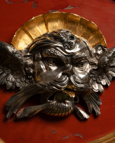 Trois tondi en argent massif sur fond de jaspe rouge - Galerie Lamy Chabolle