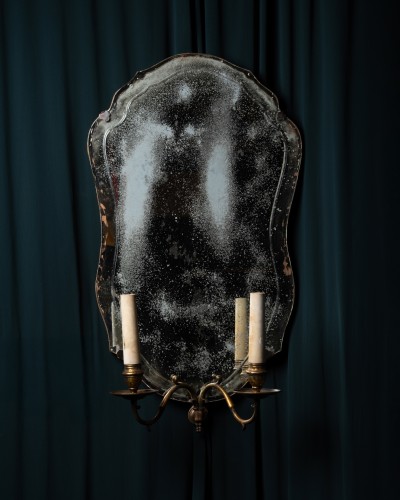 20th century - Two Queen Anne style gilt-metal mounted mirror sconces