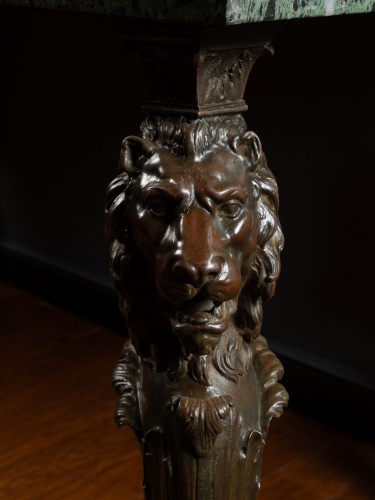 Table à plateau en intarsia de marbres polychromes sur trapézophores en bronze - Mobilier Style 