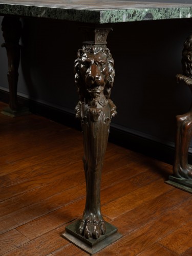 Mobilier Table & Guéridon - Table à plateau en intarsia de marbres polychromes sur trapézophores en bronze