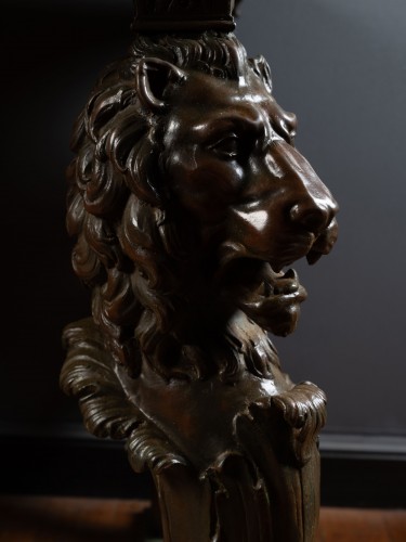  - Table à plateau en intarsia de marbres polychromes sur trapézophores en bronze