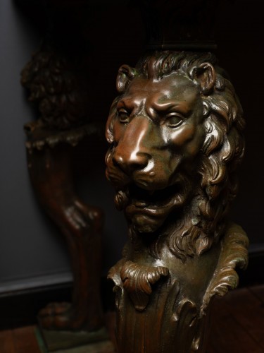 Antiquités - Table à plateau en intarsia de marbres polychromes sur trapézophores en bronze