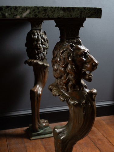 Antiquités - Table à plateau en intarsia de marbres polychromes sur trapézophores en bronze