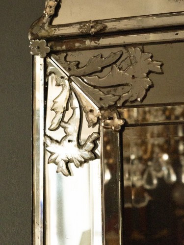 Grand miroir à fronton en verre biseauté et taillé - Miroirs, Trumeaux Style Louis XIV