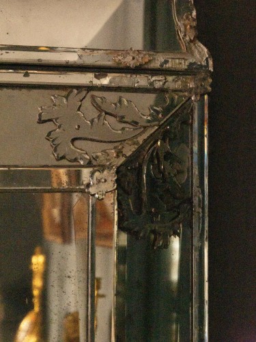 Miroirs, Trumeaux  - Grand miroir à fronton en verre biseauté et taillé