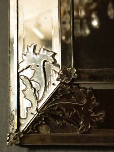 Grand miroir à fronton en verre biseauté et taillé - Galerie Lamy Chabolle