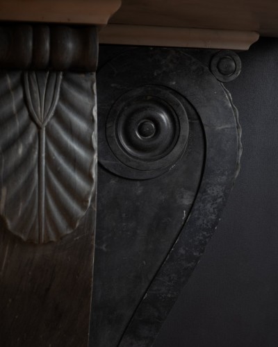 Console demi-lune à volute en marbres bleu Turquin et blanc de Carrare - Mobilier Style Empire