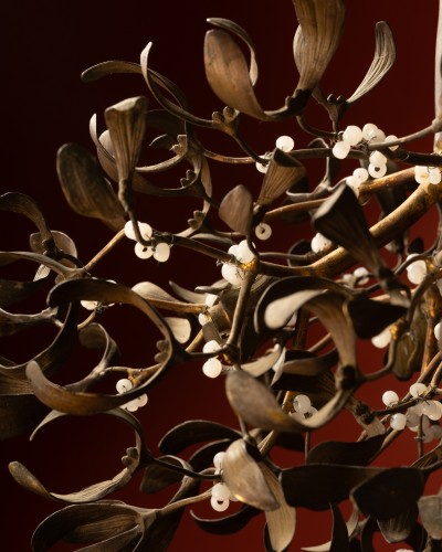 Lustre « boule de gui » en bronze et opaline - Galerie Lamy Chabolle