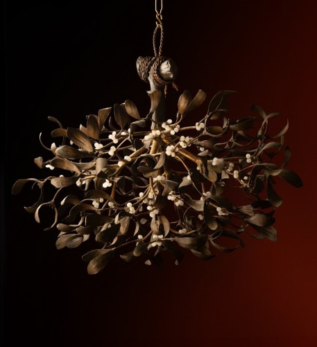 XXe siècle - Lustre « boule de gui » en bronze et opaline