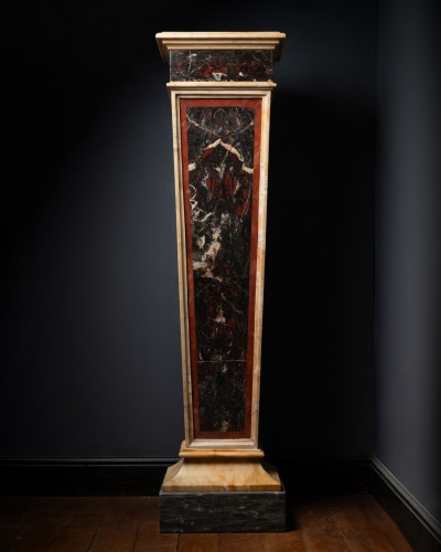 Gaine en plaquage de marbres noirs et rouges - Objet de décoration Style 