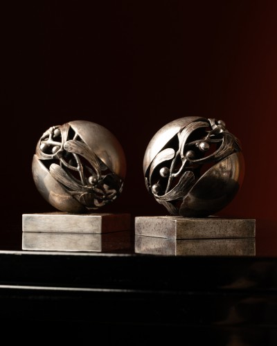 Paire de presse-papier « Boule de gui », signés Edgar Brandt - Objet de décoration Style Art Déco
