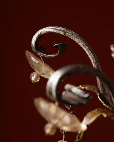 A Six-light chandelier in hammered iron and gilt bronze - 