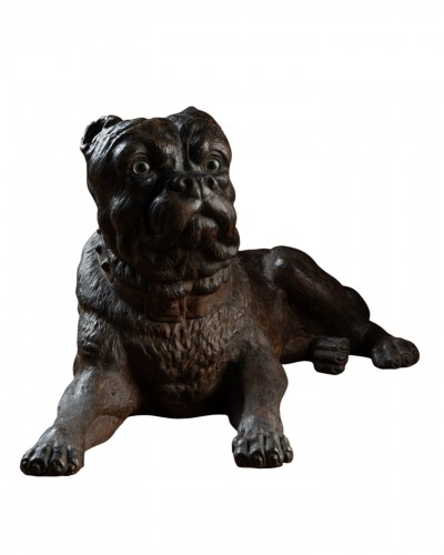 Bouledogue couché en terre cuite polychrome et sulfure