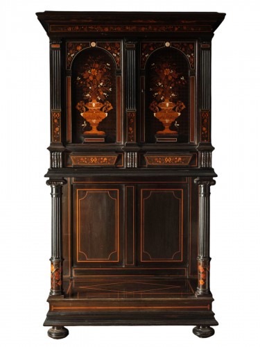Cabinet à décor de marqueterie par Charles Hunsinger
