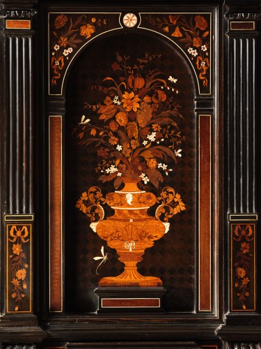Mobilier Cabinet & Coffre - Cabinet à décor de marqueterie par Charles Hunsinger