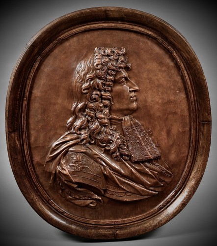 Leather medallion with the effigy of King Louis the 14th - Sculpture Style Louis XIV
