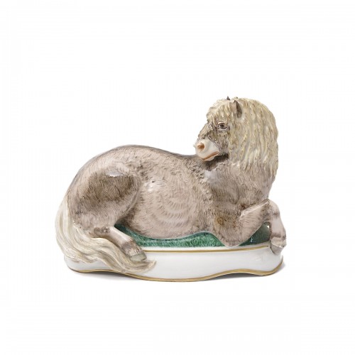 Cheval allongé en porcelaine de Meissen, modèle de Max ESSER 1925