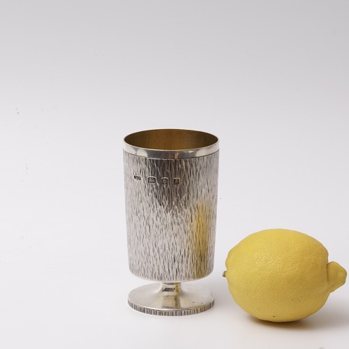 Vase sur pied en argent sterling de Gerald Benney - Londres 1989 - Argenterie et Arts de la table Style Années 50-60