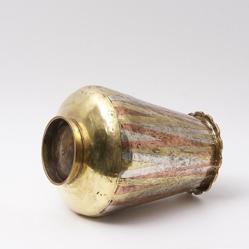 Vase art-déco en dinanderie de cuivre, laiton et argent de Jean Duvoisin - Galerie Latham