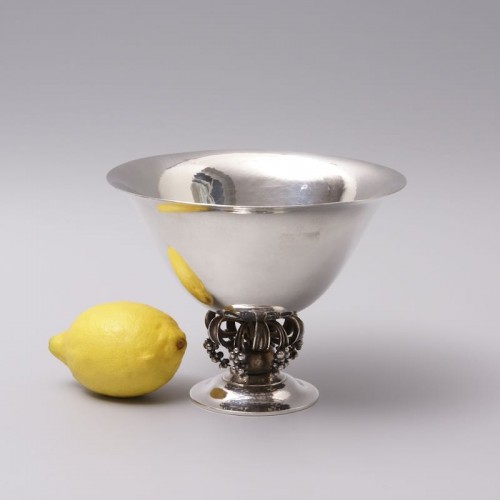 Argenterie et Arts de la table  - Coupe sur pied de Harald Nielsen en argent 925 martelé de Georg Jensen
