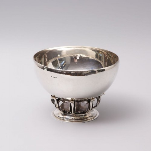 Coupe sur pied de Gustav Pedersen en argent 925 martelé de Georg Jensen - Argenterie et Arts de la table Style Art Déco