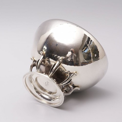 Argenterie et Arts de la table  - Coupe sur pied de Gustav Pedersen en argent 925 martelé de Georg Jensen