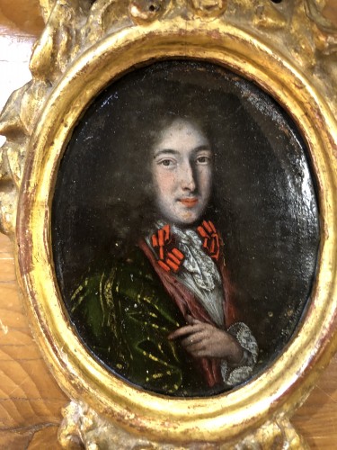 Portrait miniature ovale d'un jeune homme fin du 17e siècle - Tableaux et dessins Style Louis XIV